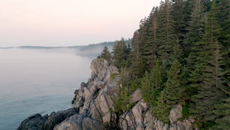Wunderschöne-Aufnahme-Der-Kühnen-Küste-Von-Maine,-Die-Bei-Sonnenaufgang-Den-Nebel-Auf-Dem-Meer-Freigibt