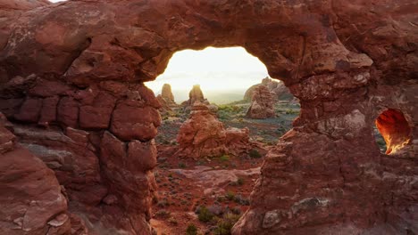 Puesta-De-Sol-Escénica-En-Las-Formaciones-Rocosas-Naturales-De-Arenisca-En-El-Parque-Nacional-Arches-En-Utah,-Estados-Unidos.