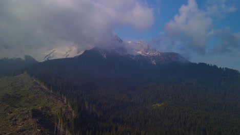Das-Atemberaubende-Panorama-Mit-Blick-Auf-Den-Hoch-Aufragenden-Berg-Und-Den-Weitläufigen-Wald-Bietet-Ein-Wahrhaft-Filmisches-Spektakel