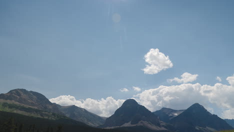 Nubes-Que-Se-Mueven-Rápidamente-Sobre-Las-Montañas,-Timelapse-Estático.