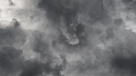 Volando-Hacia-Las-Nubes-Cumulonimbus-En-El-Cielo-Oscuro