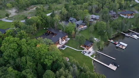 Schöne-Häuser-Mit-Steg-Im-Ruhigen-See---Luftaufnahme