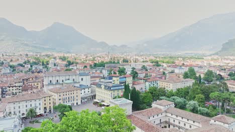 Toma-De-Establecimiento-De-Riva-Del-Garda,-Italia.
