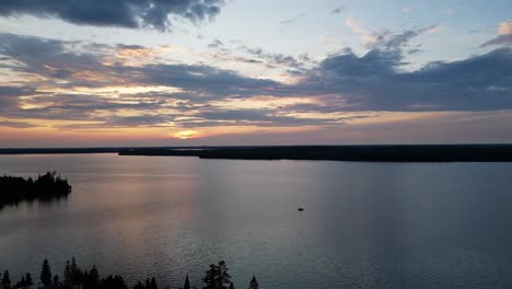 Lago-Rosseau-Contra-El-Espectacular-Cielo-Del-Atardecer-En-Ontario,-Canadá