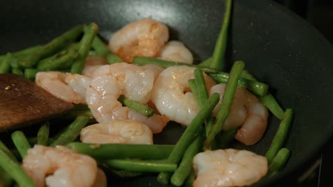Close-Up-of-King-Prawns-and-Fine-Beans-Cooking-in-Hot-Pan