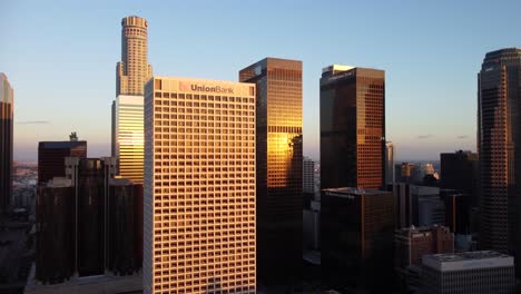 Wolkenkratzer-Und-Bankfilialen-Im-Zentralen-Geschäftsviertel-Von-Los-Angeles