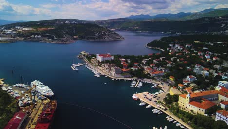 Die-Beeindruckende-Drohnenaufnahme-Des-Kroatischen-Hafens-Ist-Atemberaubend,-Mit-Malerischen-Ausblicken-Auf-Das-Meer,-Boote,-Hügel-Und-Die-Stadt,-Ziemlich-Malerisch