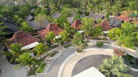 Blick-Von-Oben-Auf-Kleine-Mietvillen-Mit-Runder-Gemeinschaftslounge-Im-Tropischen-Frii-Island-Resort-In-Gili-Trawangan,-Indonesien-–-Luftparallaxe