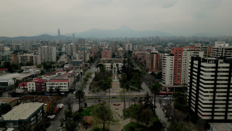 Nunoa-Platz-Am-Sonntagmorgen-Skyline-Von-Santiago-De-Chile