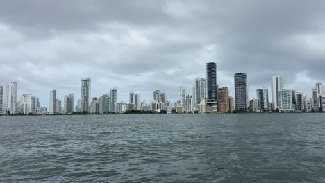 Wohlhabende-Gebäude-Von-Cartagena-De-Indias-Unter-Einem-Stürmischen-Himmel