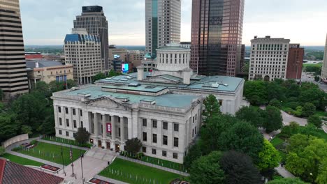 Ohio-Statehouse-in-downtown-Columbus,-OH