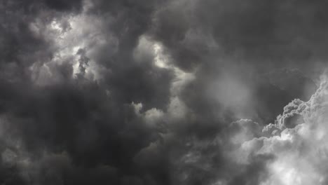 Blick-Auf-Dramatische-Gewitterwolken-Und-Blitze