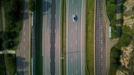 Autobahn-Mit-Mittlerem-Verkehr.-Top-Shot-Hyperlapse