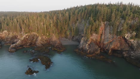 Wunderschöne-Drohnenaufnahmen-Fangen-Die-Sonnenverwöhnte-Landschaft-Der-Küste-Von-Maine-Ein