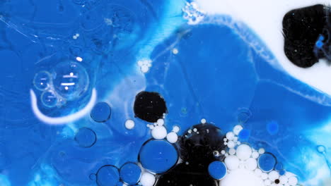 Abstrakter-Kunsthintergrund-Aus-Platzenden-Blauen-Und-Schwarzen-Farben,-Reagierende-Tintenblasen