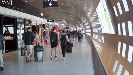 Im-Flughafen-Paris-Charles-de-Gaulle:-Reisende,-Die-An-Gates-Warten,-Aktivitäten-Vor-Dem-Flug,-Navigationslounges,-Duty-Free-Shops-Und-Boarding-Ankündigungen