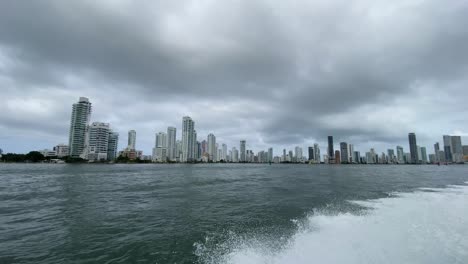 Bocagrande-In-Der-Bucht-Von-Cartagena-De-Indias-Mit-Blick-Vom-Motorboot-Aus