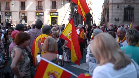 Demonstration-In-Barcelona-Zur-Unterstützung-Der-Spanischen-Einheit:-Menschenmengen,-Fahnen-Und-öffentliche-Reden-Gegen-Die-Unabhängigkeitsbewegung-Kataloniens