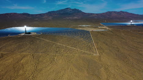 Vista-Aérea-De-Conjuntos-De-Helióstatos-Y-Torres-De-Energía-Solar-En-Dunas-Crecientes,-Tonopah,-Nevada,-EE.UU.