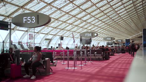 Im-Flughafen-Paris-Charles-de-Gaulle:-Reisende,-Die-An-Gates-Warten,-Aktivitäten-Vor-Dem-Flug,-Navigationslounges,-Duty-Free-Shops-Und-Boarding-Ankündigungen