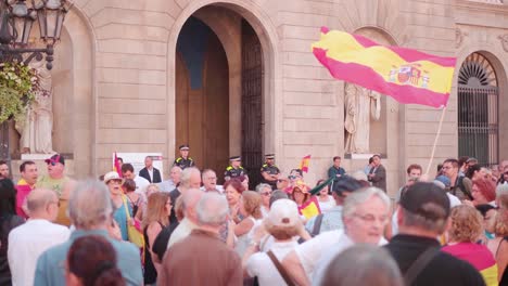 Manifestación-En-Barcelona-Apoyando-La-Unidad-Española:-Multitudes,-Banderas-Y-Discursos-Públicos-Contra-El-Movimiento-Independentista-De-Cataluña.
