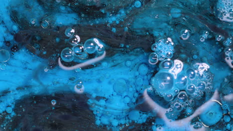Fondo-De-Arte-Abstracto-De-Pintura-Azul-Y-Negra-Arremolinándose-Con-Burbujas-Reaccionando-Y-Arremolinándose