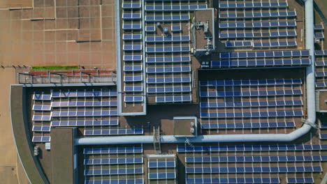 Sonnenkollektoren-Auf-Dem-Dach-Eines-Kreisförmigen-Gebäudes-Der-Universität-Helsinki-Auf-Dem-Viikki-Campus-In-Helsinki,-Finnland