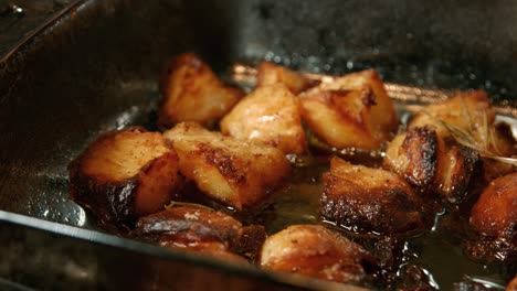 Knusprige-Bratkartoffeln-In-Sprudelndem-Öl,-Frisch-Aus-Dem-Ofen