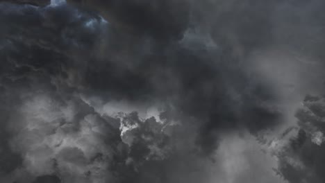Gewitterwolken-Mit-Schwerem-Gewitter-4k