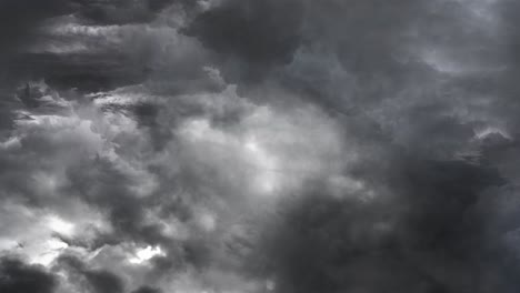 Cielo-Nublado-Oscuro-Con-Tormenta