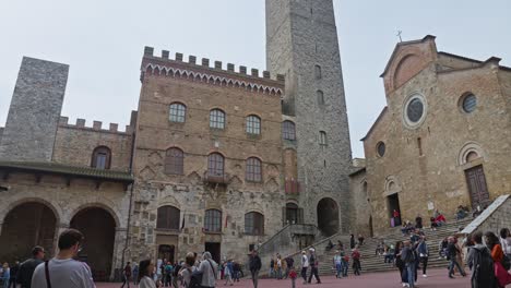 Varios-Turistas-En-La-Famosa-Piazza-Del-Duomo-En-La-Histórica-Ciudad-De-San-Gimignano,-Toscana,-Italia