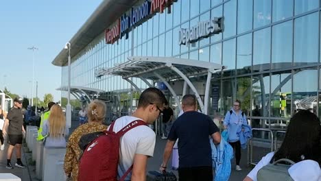 Passagiere,-Die-Den-Flughafen-Liverpool-John-Lennon-Verlassen,-Verlassen-Den-Ausgang-Und-Tragen-Gepäck