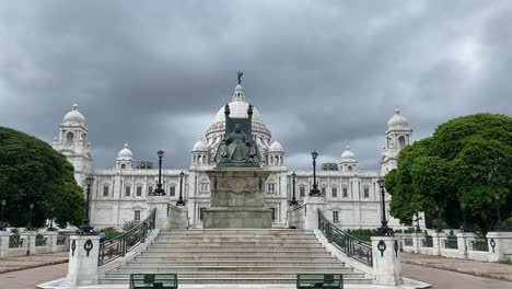 Static-shot-of-marble-stairways-leading-up-to-Queen-Victoria-sitting-in-front-of-Victoria-Memorial-in-Kolkata,-India-on-a-cloudy-day