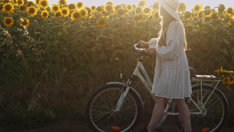 Weißes-Mädchenkleid-Mit-Fahrrad-Im-Goldenen-Licht-Der-Sonnenblumen-Slow-Mo-Shot-Serie