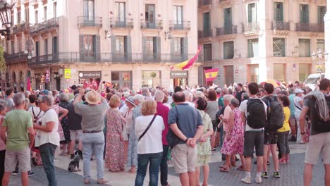 Manifestación-En-Barcelona-Apoyando-La-Unidad-Española:-Multitudes,-Banderas-Y-Discursos-Públicos-Contra-El-Movimiento-Independentista-De-Cataluña.