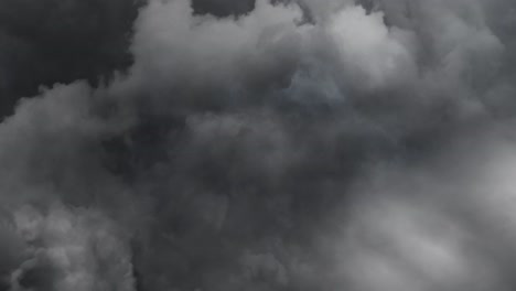 Vista-De-La-Tormenta-Con-Espectaculares-Nubes-De-Tormenta