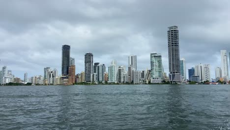 Luxuriöse-Wolkenkratzer-Von-Cartagena-De-Indias,-Die-Man-An-Einem-Bewölkten-Tag-Von-Einem-Motorboot-Aus-Sehen-Kann