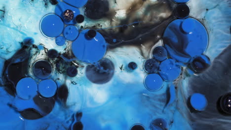 Abstrakter-Kunsthintergrund-Aus-Wirbelnden-Blauen-Und-Schwarzen-Farben,-Tintenblasen-Platzen-Und-Reagieren