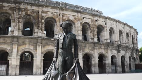 Bronzestatue-Des-Stierkämpfers-Torero-Matador-Vor-Der-Arena-Des-Kolosseums-Von-Nîmes