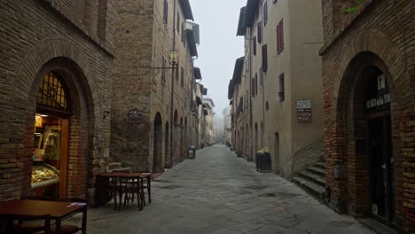 City-Of-Towers-With-The-Old-Cozy-Street-In-San-Gimignano,-Tuscany,-Italy