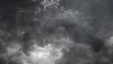 Gewitterblitz-In-Dunklen-Wolken