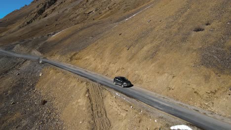 Jeep-Todoterreno-Conduciendo-En-Kaza-En-El-Valle-De-Spiti-En-El-Himalaya,-Una-Pequeña-Carretera-India-Estrecha-Y-Peligrosa-Que-Explora-El-Concepto-De-Viaje-De-Asia