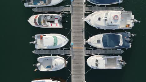 Drohnenflug-über-Den-Hafen-Des-Yachtclubs-In-Rianxo-In-Coruña,-Spanien