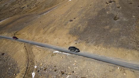 Jeep-Todoterreno-Conduciendo-Por-Una-Carretera-De-Montañas-Estrechas-En-El-Valle-De-Kaza-Spiti,-Himalaya