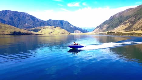 Jetbootfahren-Auf-Dem-Lake-Taylor:-Kristallklares-Wasser-In-Den-Bergen-Neuseelands-–-Drohnenvideo