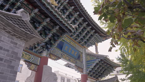 Antigua-Puerta-Tradicional-China-Arco-Paifang-En-La-Aldea-De-Yunnan,-China