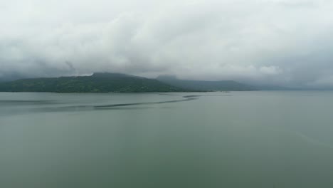 Vista-De-Pájaro-De-Primer-Plano-Del-Lago-Pawana-Daam-En-Pune