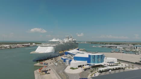 Luftaufnahme-Des-Royal-Caribbean-Cruise-Ship-Allure-Of-The-Seas-Am-Royal-Caribbean-Cruise-Terminal-In-Galveston,-Texas