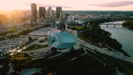 Ein-Filmischer-4K-Sonnenuntergang-Mit-Drohnenaufnahme-Der-Innenstadt-Von-Winnipeg,-Den-Forks-Und-Dem-Kanadischen-Museum-Für-Menschenrechte-In-Manitoba,-Kanada