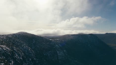 Wolken-Und-Nebel-über-Schneebedeckten-Hügeln